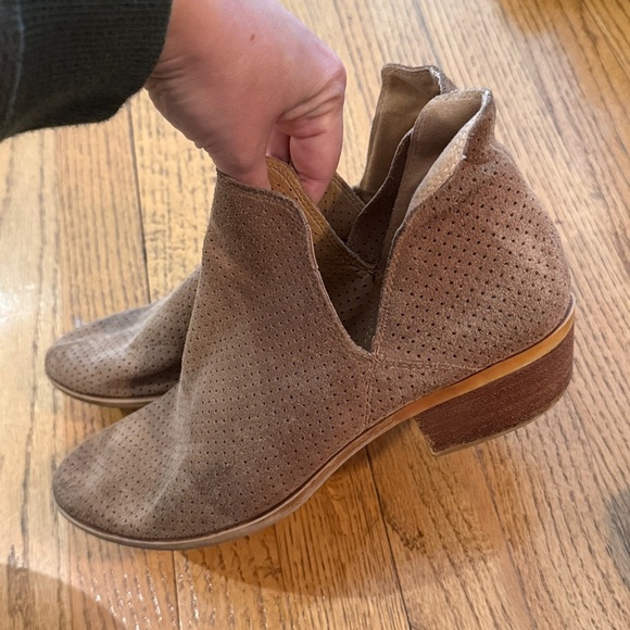 ✨ Lucky Brand Perforated Suede Slip-On Booties — Size 8.5 Women’s ✨ - Picture 4 of 5